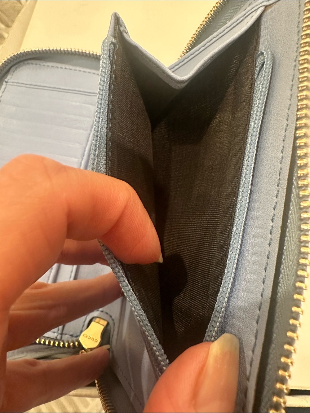Gucci Baby Blue Sueded Medium Soho Zippy - Picture 5 of 10